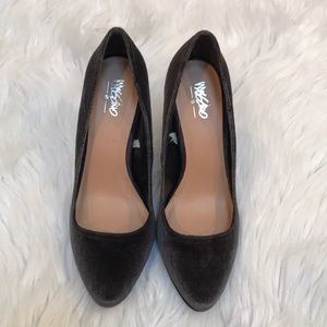 GREY VELVET BLOCK HEELS